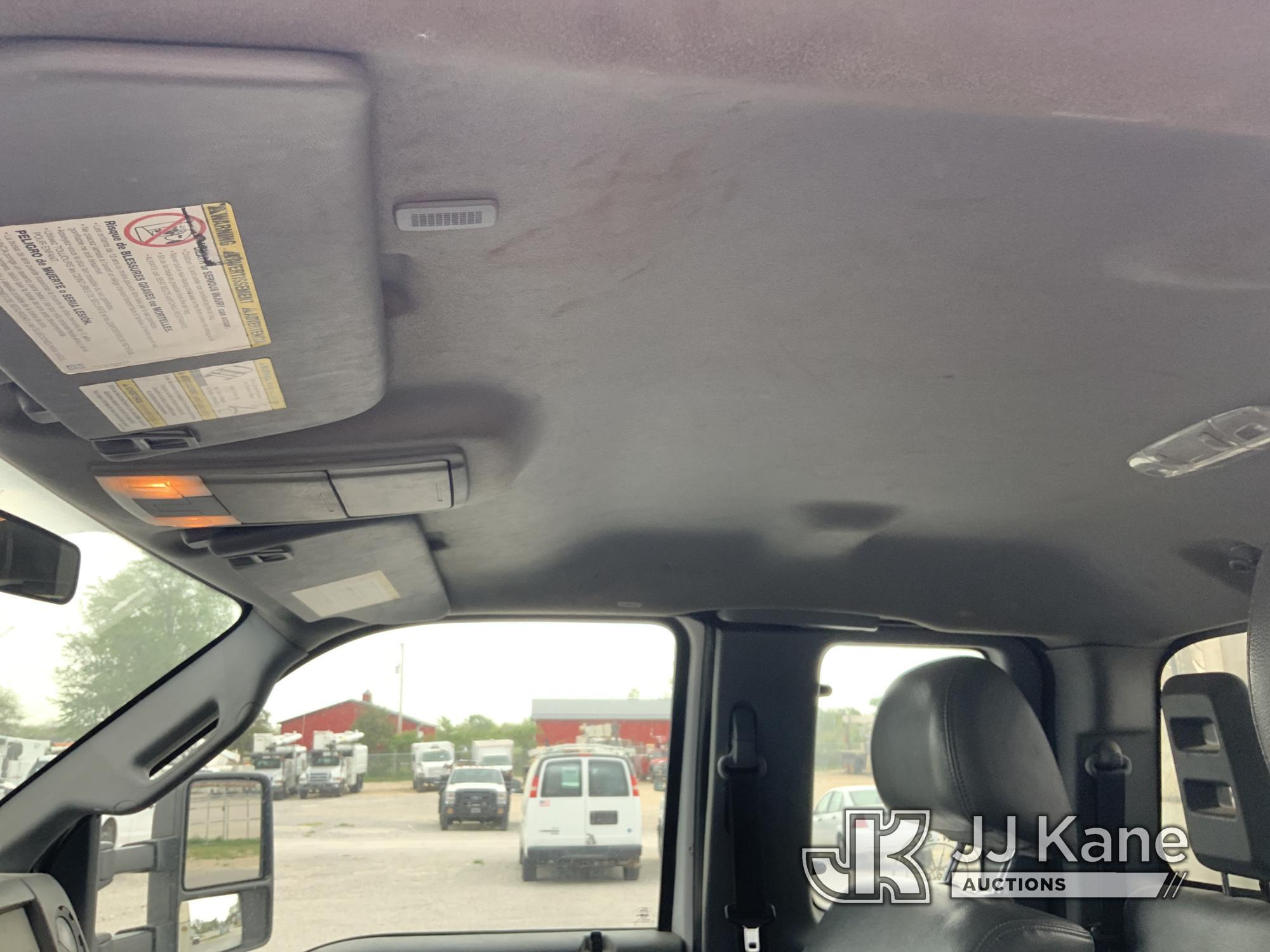 (Hawk Point, MO) 2016 Ford F550 4x4 Extended-Cab Service Truck Runs & Moves) (Body Damage