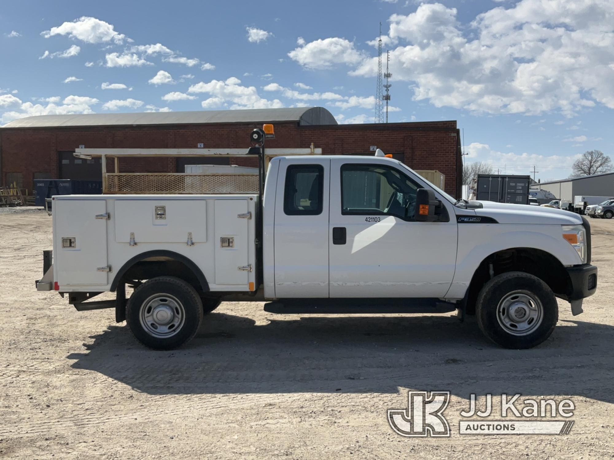 (Des Moines, IA) 2011 Ford F350 4x4 Extended-Cab Service Truck Runs & Moves