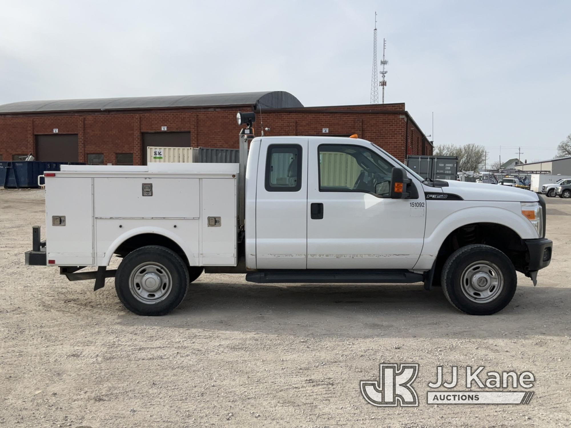 (Des Moines, IA) 2011 Ford F350 4x4 Extended-Cab Service Truck Runs & Moves) (Vehicle Stalls when En