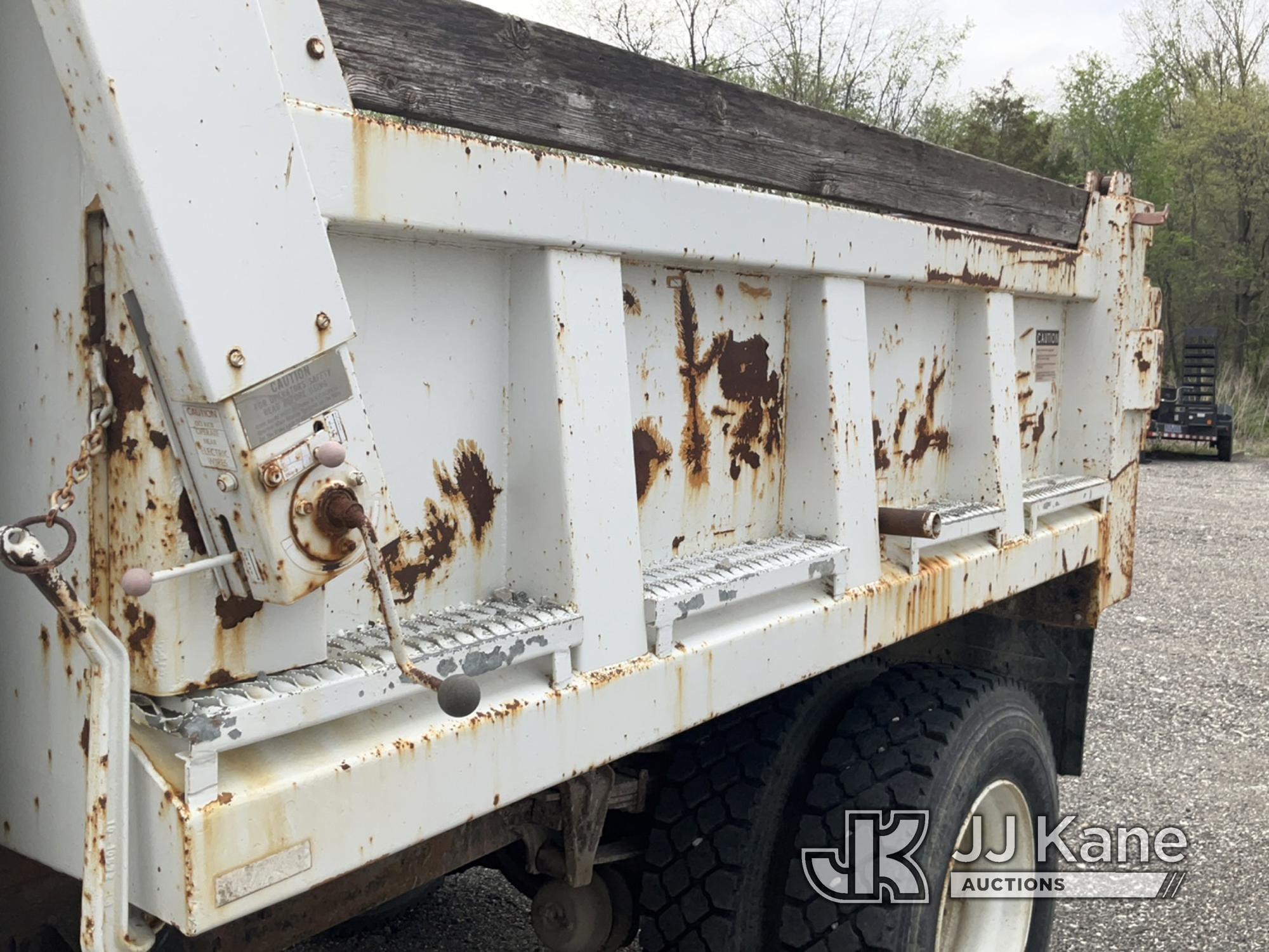 (Tipton, MO) 1990 International 4900 Dump Truck Runs, Moves & Operates) (Rust/Paint Damage.)