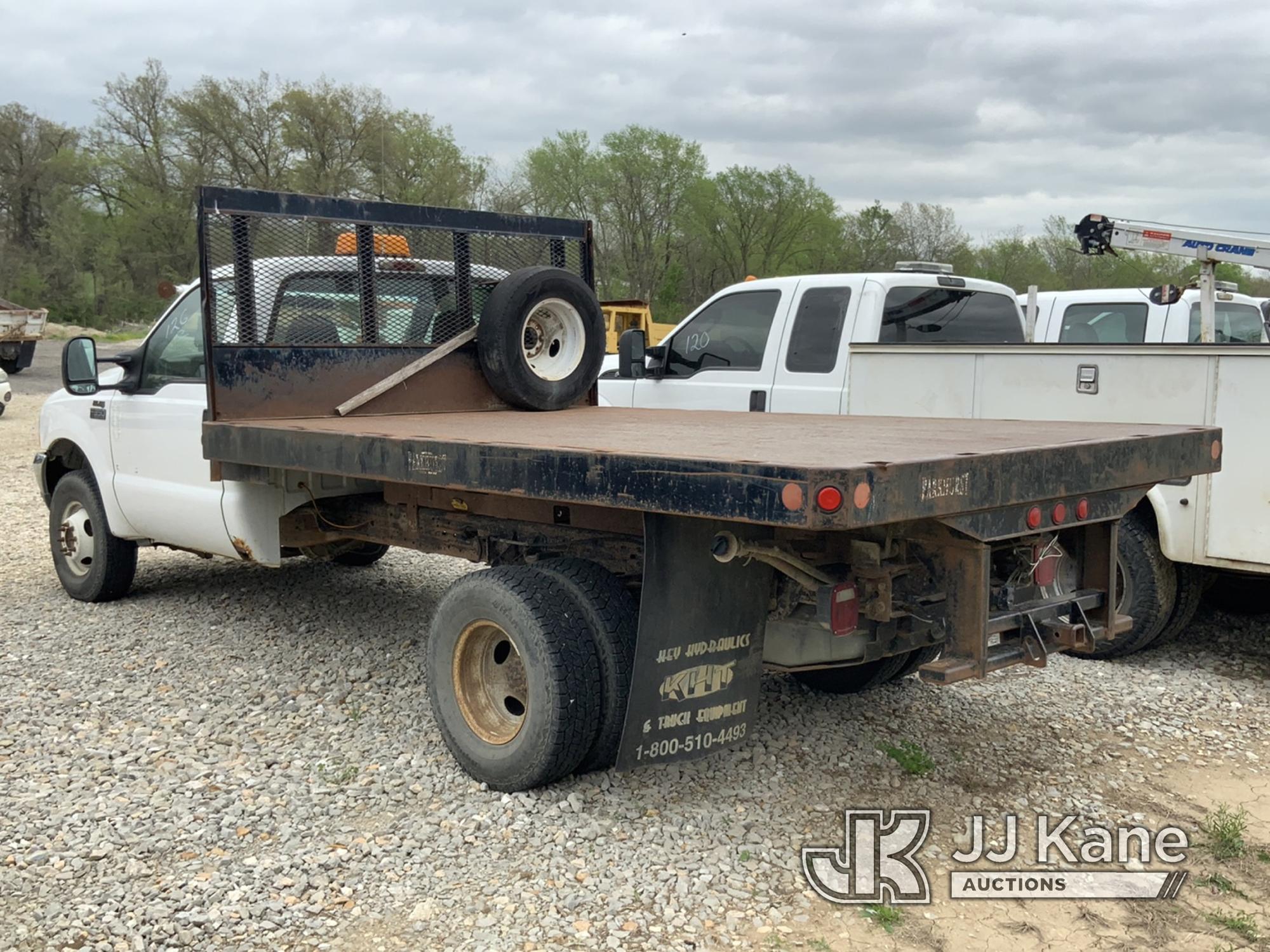 (Tipton, MO) 2002 Ford F350 4x4 Flatbed/Dump Truck Runs and Moves) (Dump Operates