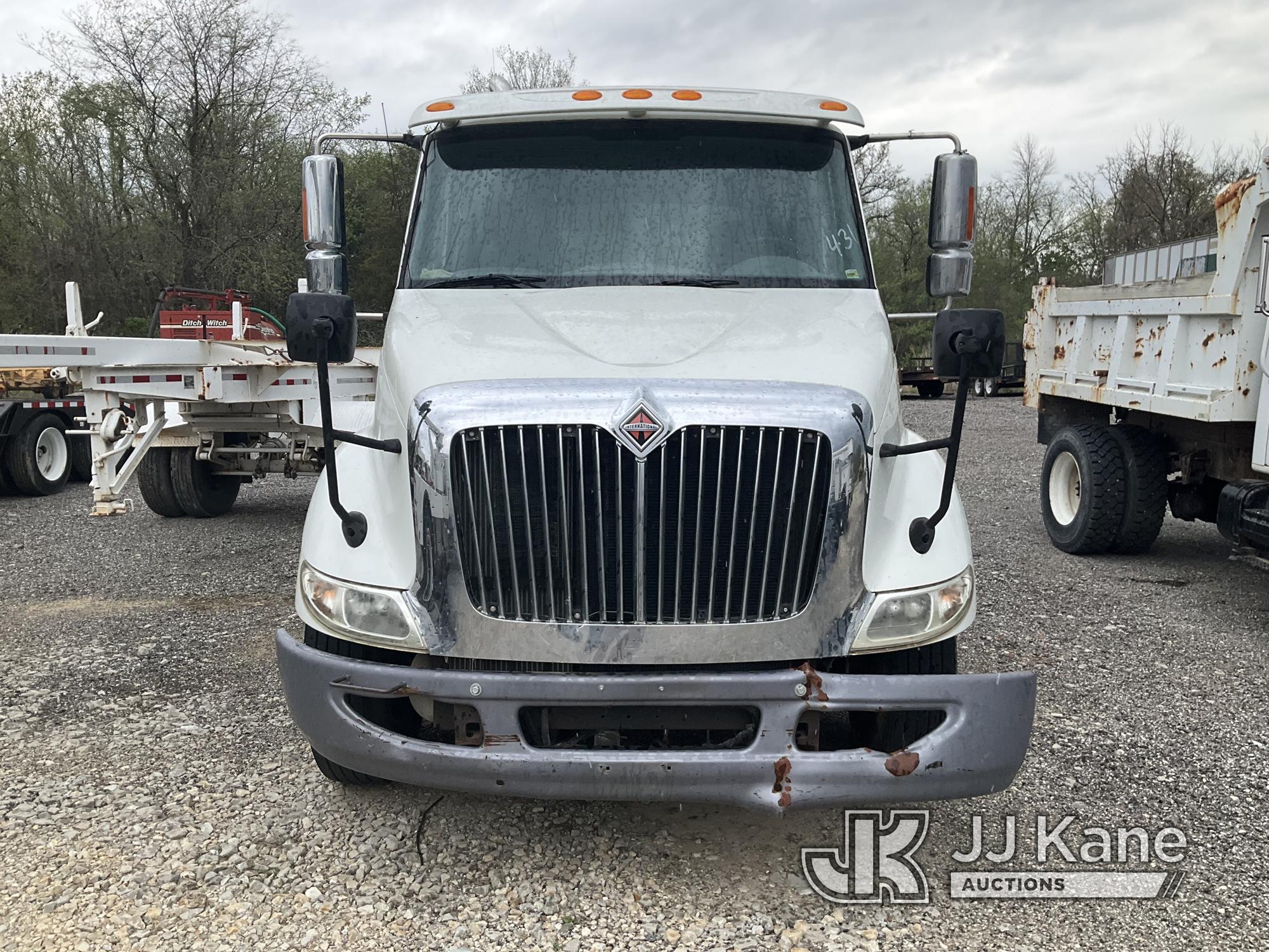 (Tipton, MO) 2005 International 8600 T/A Truck Tractor Runs and Moves) (Body/Bumper  Damage