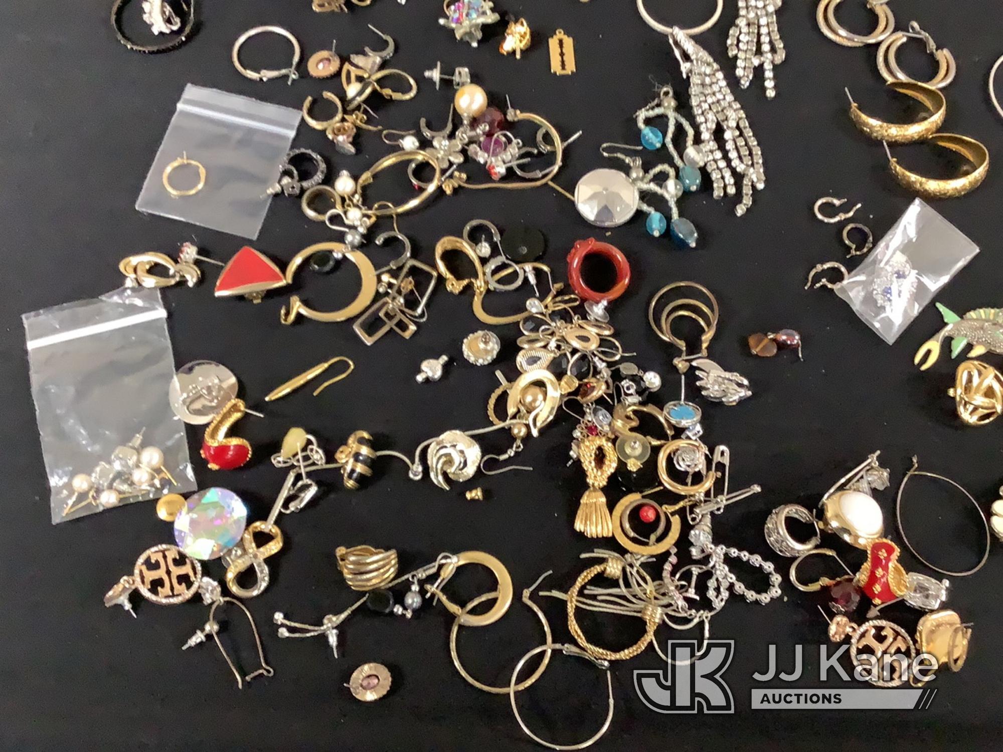 (Jurupa Valley, CA) Mixed jewelry | possibly costume jewelry | authenticity unknown (Used) NOTE: Thi
