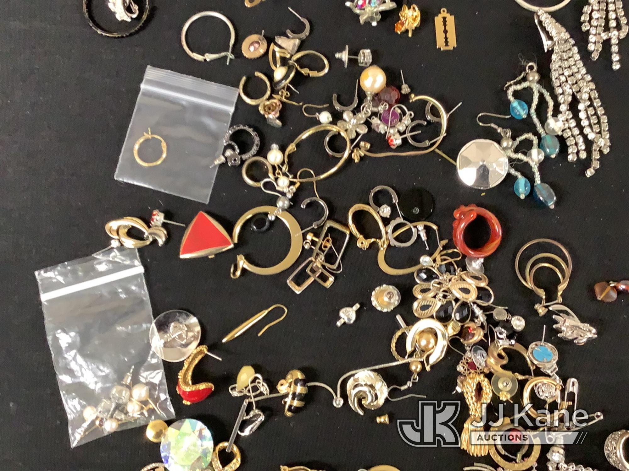 (Jurupa Valley, CA) Mixed jewelry | possibly costume jewelry | authenticity unknown (Used) NOTE: Thi