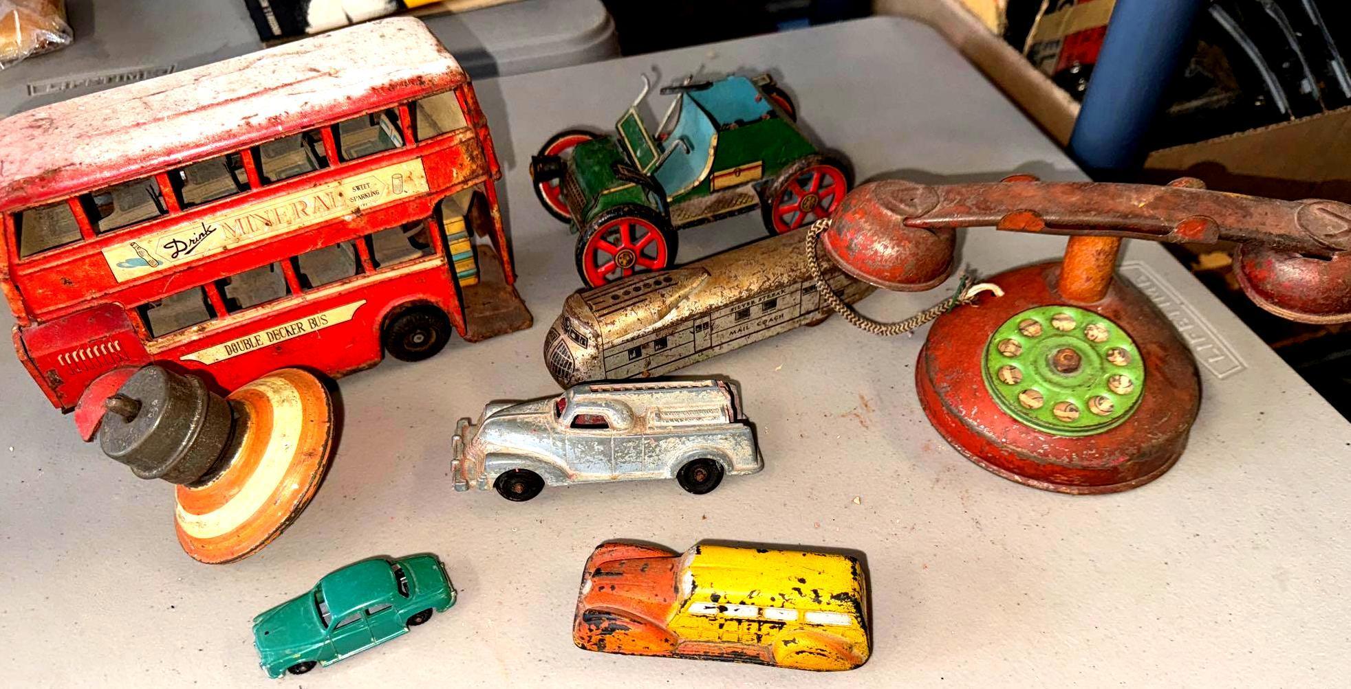 8 vintage toys