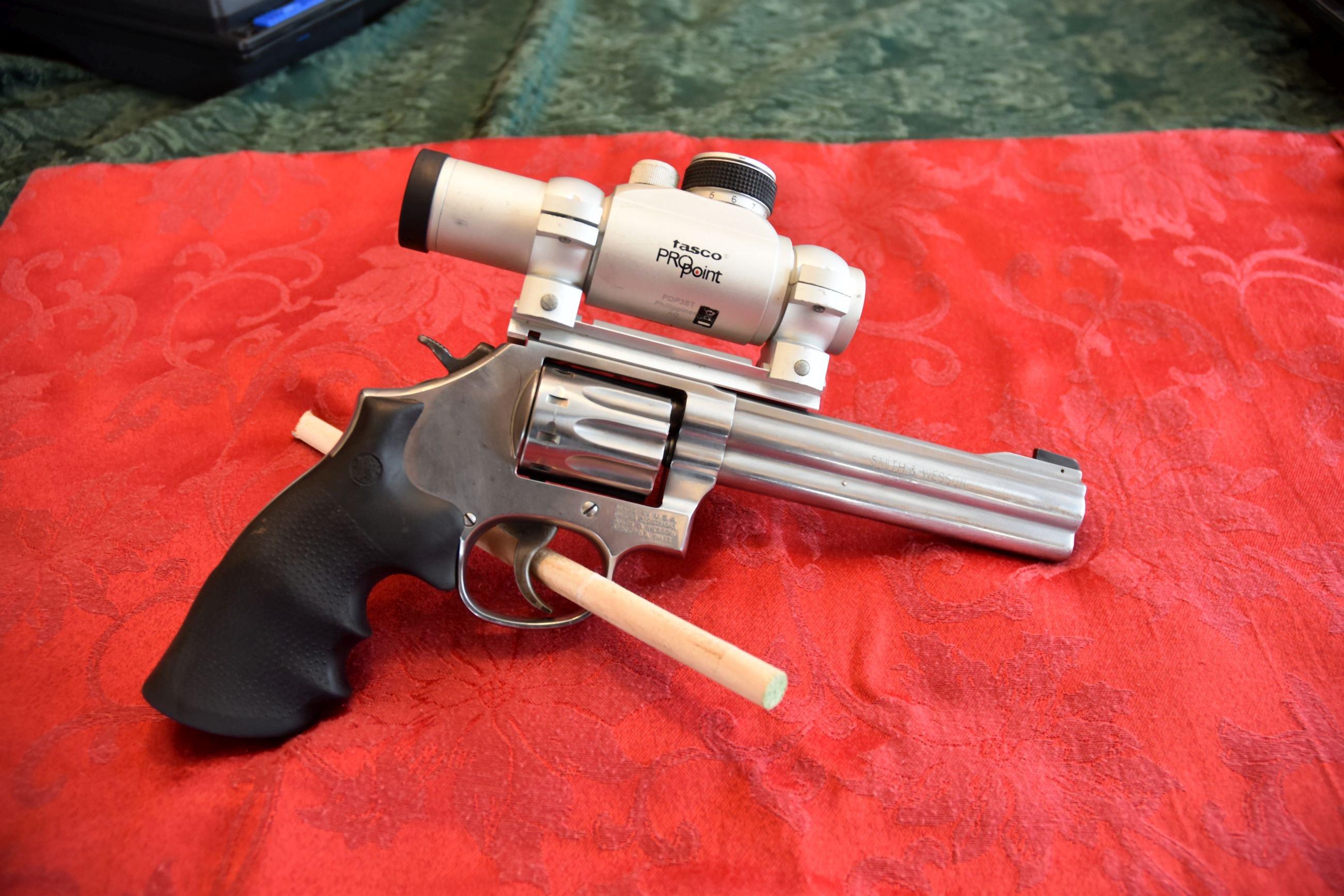 S&W 22 Cal. Revolver with Tasco Pro Poitn Scope, Stainless Steel, 10 Shot, With 2 Fast Loaders, Case