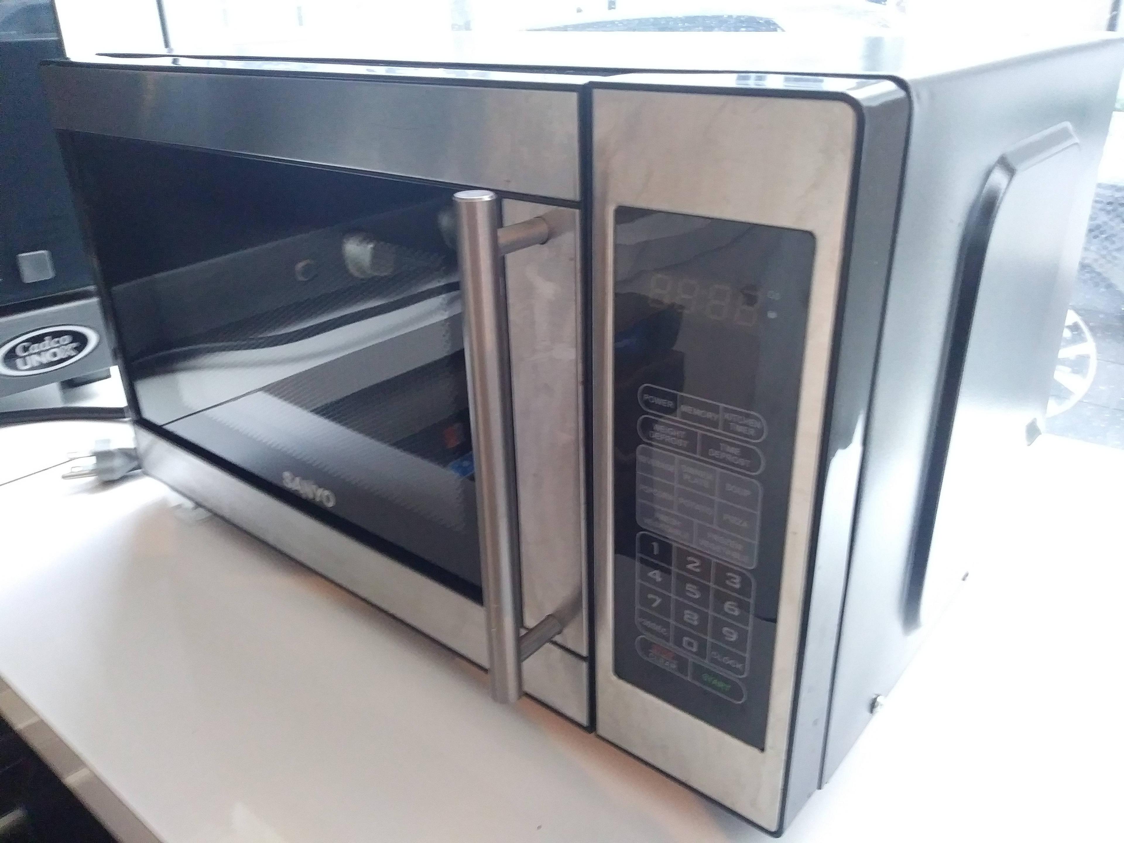 SANYO Commercial Microwave - 800W Microwave W/ Plate