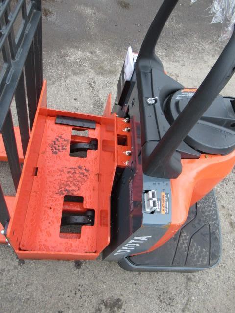 TOYOTA ELECTRIC RIDE ON PALLET JACK