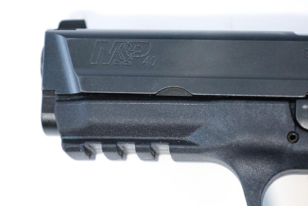 Smith & Wesson M&P 40 S&W Semi Auto Pistol w/ Case