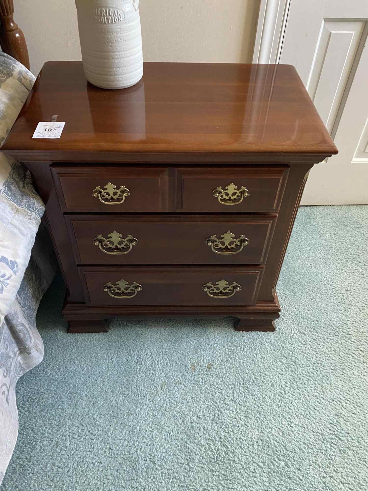 BROYHILL BEDSIDE TABLE WITH DRAWERS