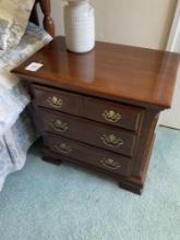 BROYHILL BEDSIDE TABLE WITH DRAWERS