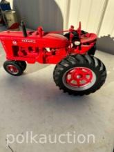 INTERNATIONAL HARVESTER M 1/8TH SCALE TOY