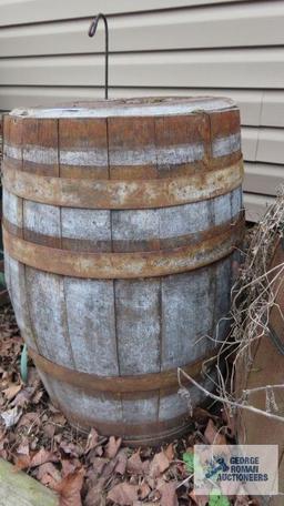 Wooden barrel with lid