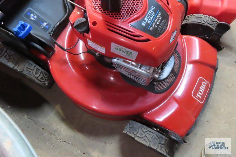 Toro recycler lawn mower with gas can and oil