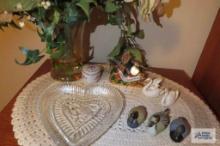 Decorative items, duck figurines, heart-shaped plate, Christmas ornament and vase with flowers