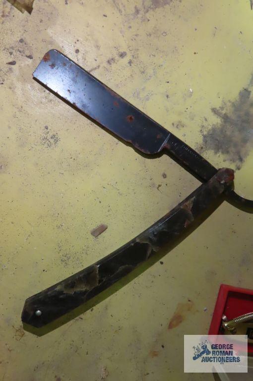 lot of two antique razor blades and Fantasyland Gettysburg PA folding knife
