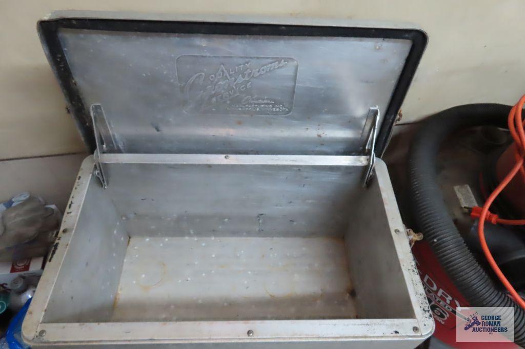 vintage aluminum 7Up cooler. has damage