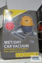 Wet/dry car vacuum