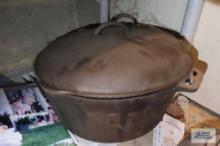 cast iron Dutch oven with handle