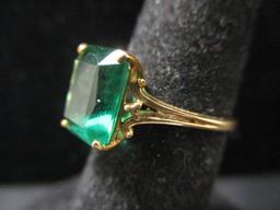 10k Gold Ring w/ Green Stone- Size 6.5