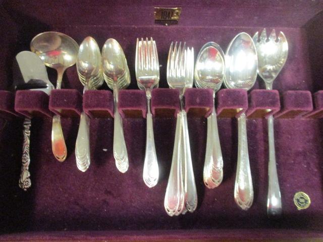 Silverplated Flatware in Wood Silver Saver