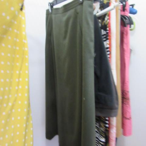 Contents of Upstairs Ladies Closet-Nice Name Brand Clothes
