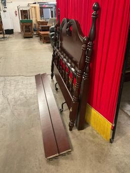 Vintage Kinkaid Furniture Co. Wooden Colonial Style Queen Bed Frame. See pics.