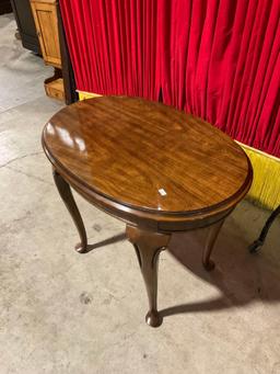 Vintage Drexel Cherry Oval Foot Stool or Side Table w/ Cabriolet Legs. See pics.