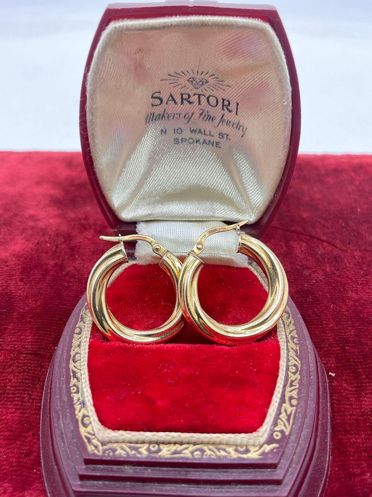 Pair of 18k yellow gold swirled hoop design earrings - classic shape, milor italy - 2.18 grams