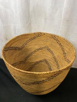 Vintage Native American Made Coiled Corn Woven Basket w/ Diagonal Pattern