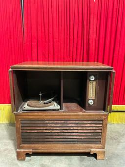 Vintage Bendix Aviation Corp. Radio & Record Player Cabinet Model 951WU. Tested, Working. See pics.