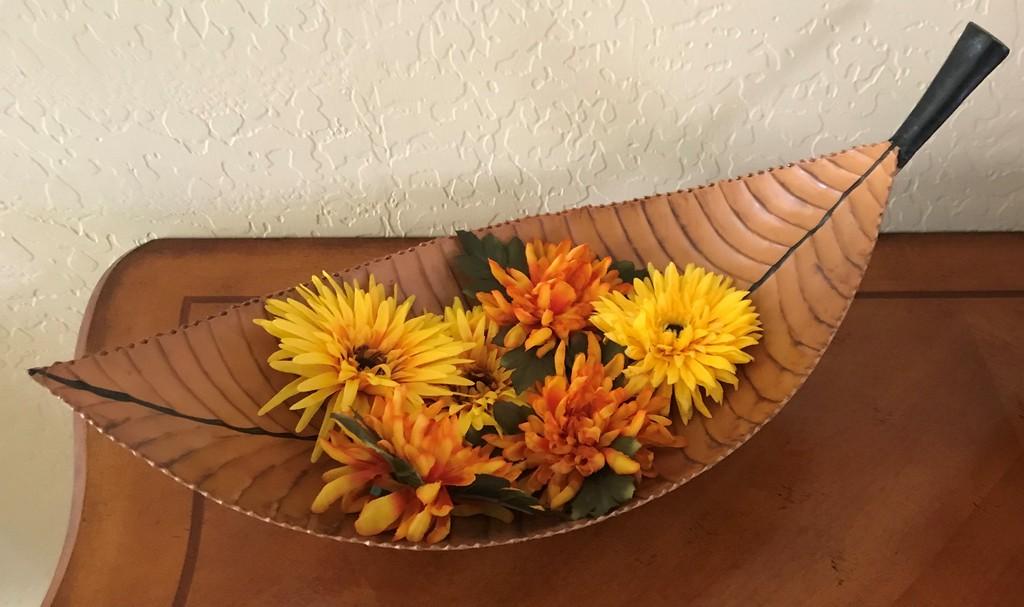 PAIR OF METAL LEAF D�COR PLATTERS WITH FLOWERS