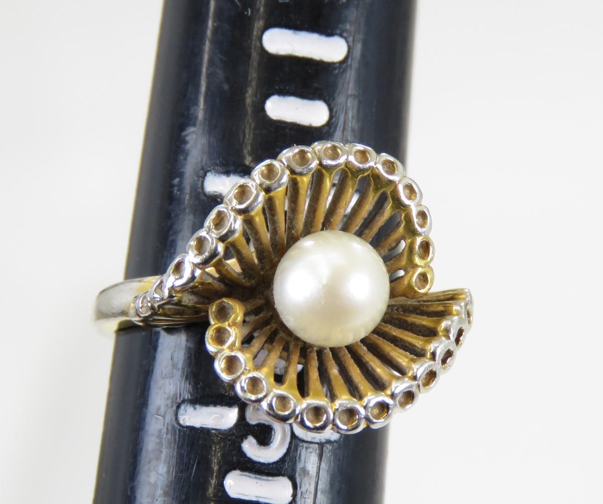 10kt Yellow Gold and Pearl Ring