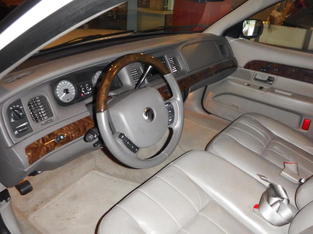 Lot #401- 2010 Mercury Grand Marquis LS Ultimate Edition, 4.6L V8, automatic, loaded, leather,