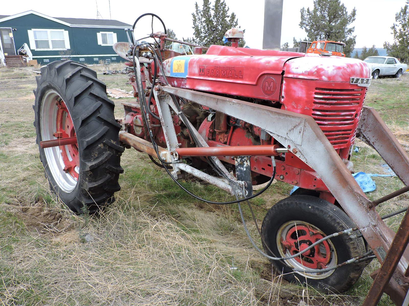IH FARMALL - Model: 'M' Tractor with Loading Bucket