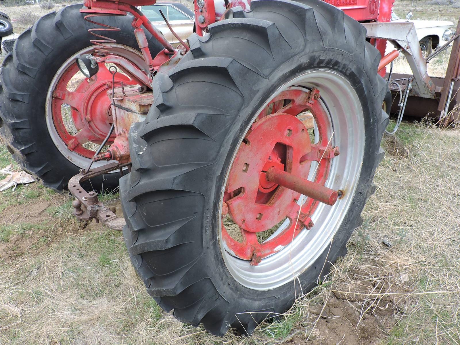 IH FARMALL - Model: 'M' Tractor with Loading Bucket