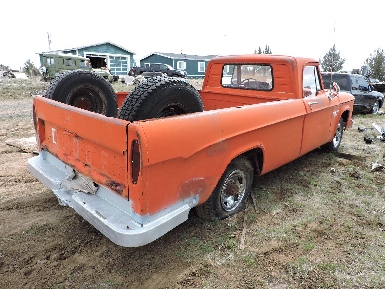 1965 Dodge D200 Pickup / 3-Speed Manual with 440 V8