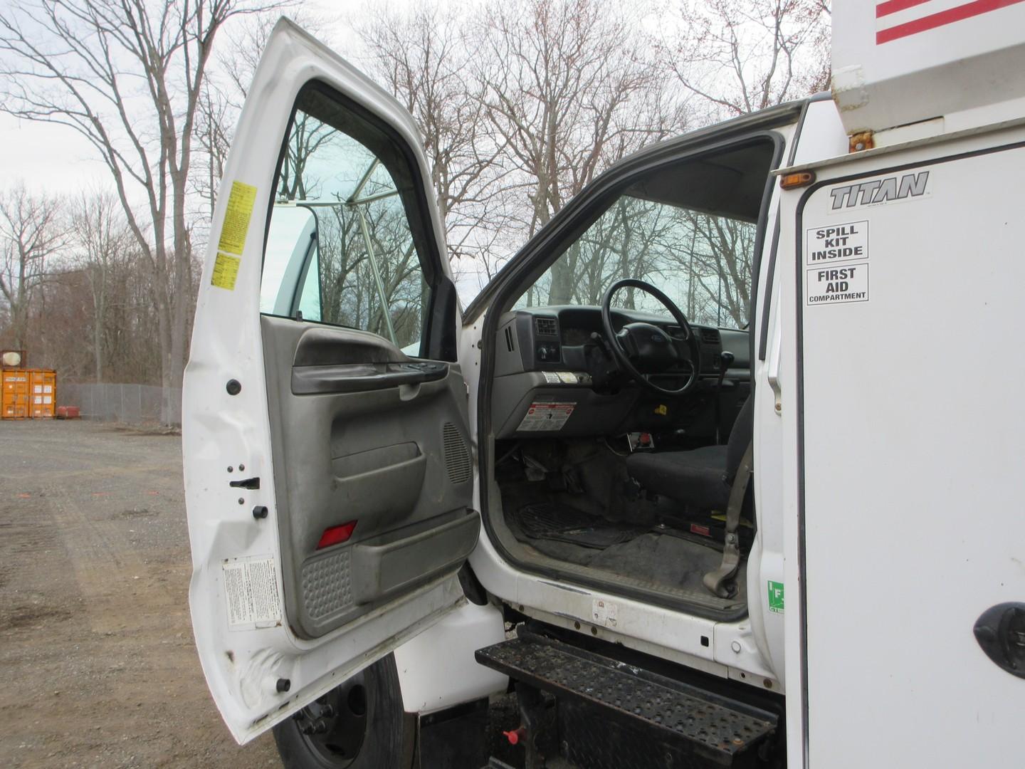 2005 Ford F-750 XLT S/A Service Truck