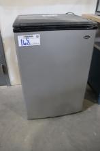 Sanyo SR-4912M dorm refrigerator