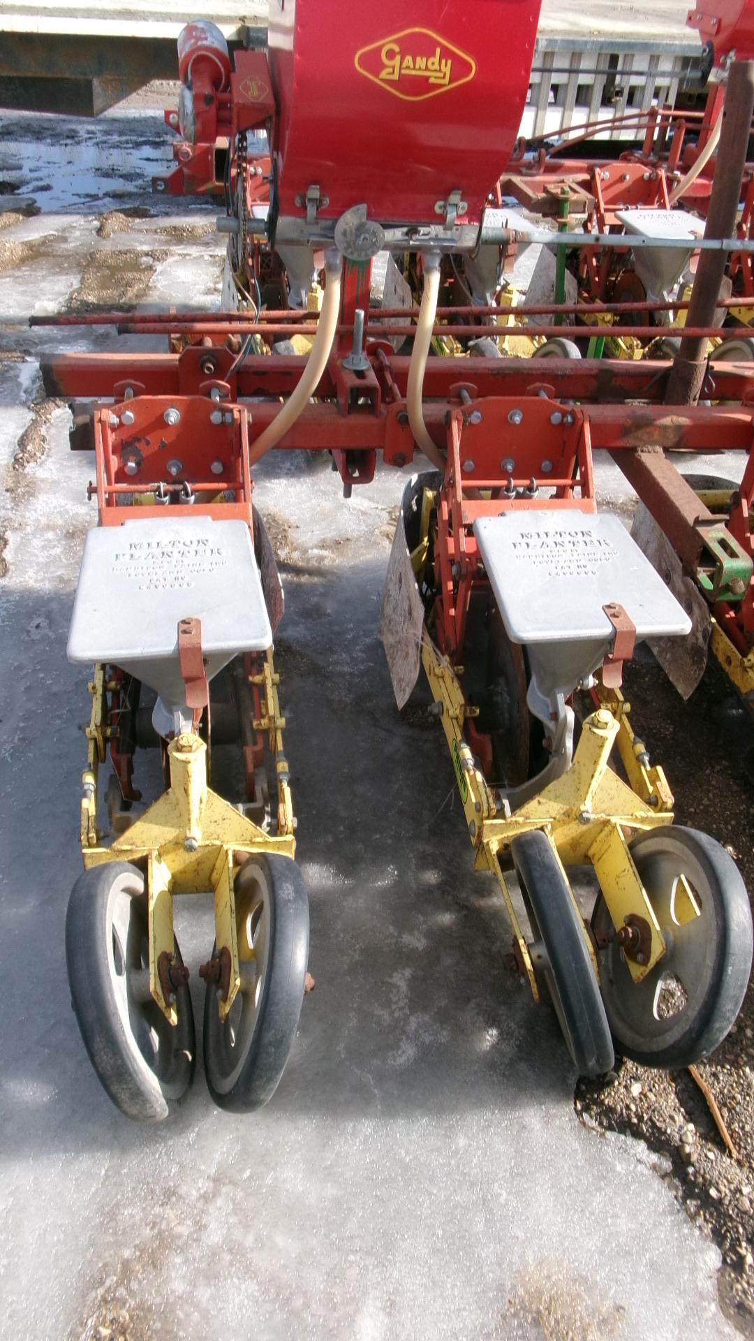 6-22" MILTON GROUND DRIVE PLANTER, no 3 pt. hitch, Gandy insecticide boxes