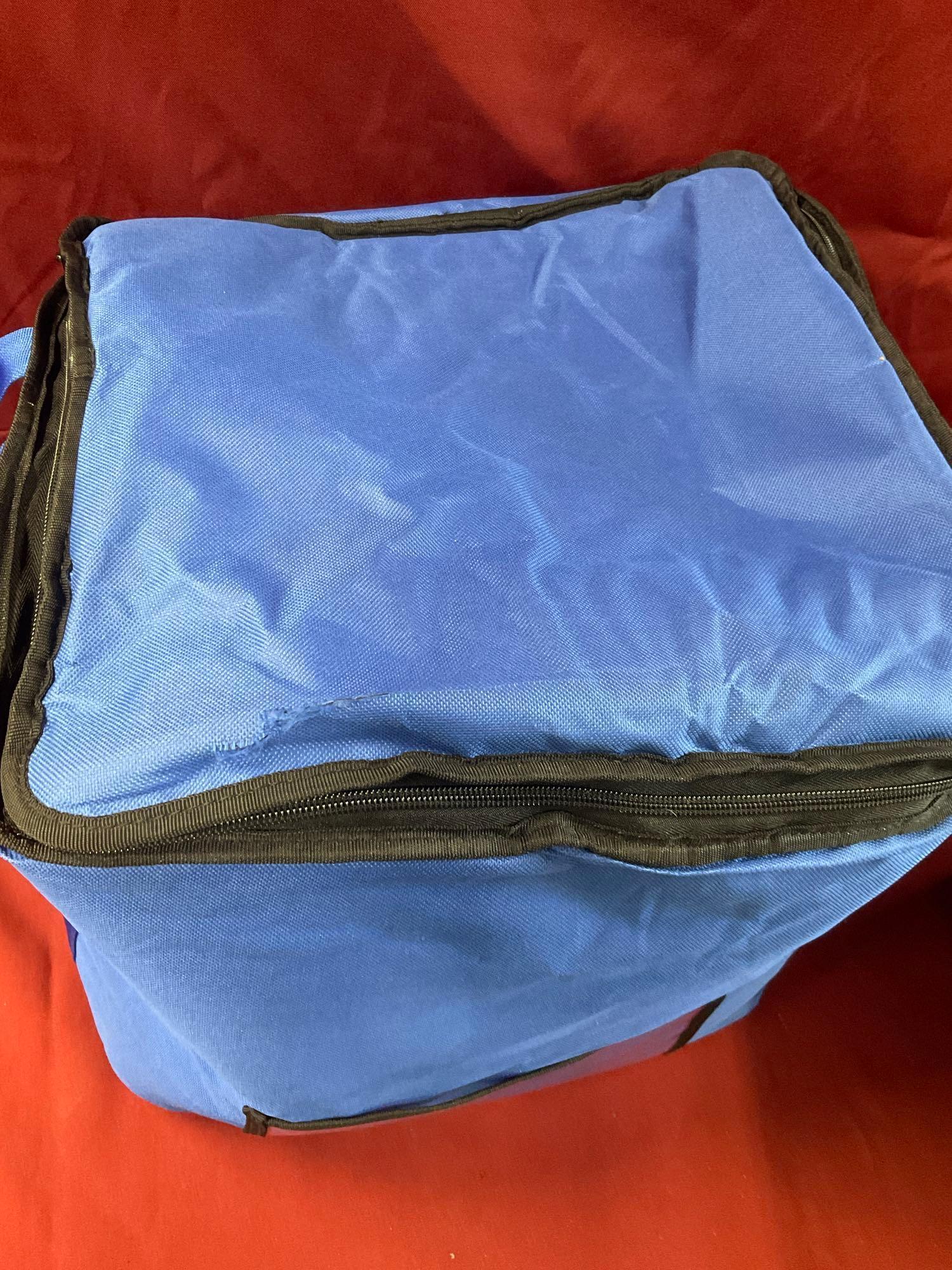 Large hot & cold delivery bag, blue, 2 pieces. One small tear in one