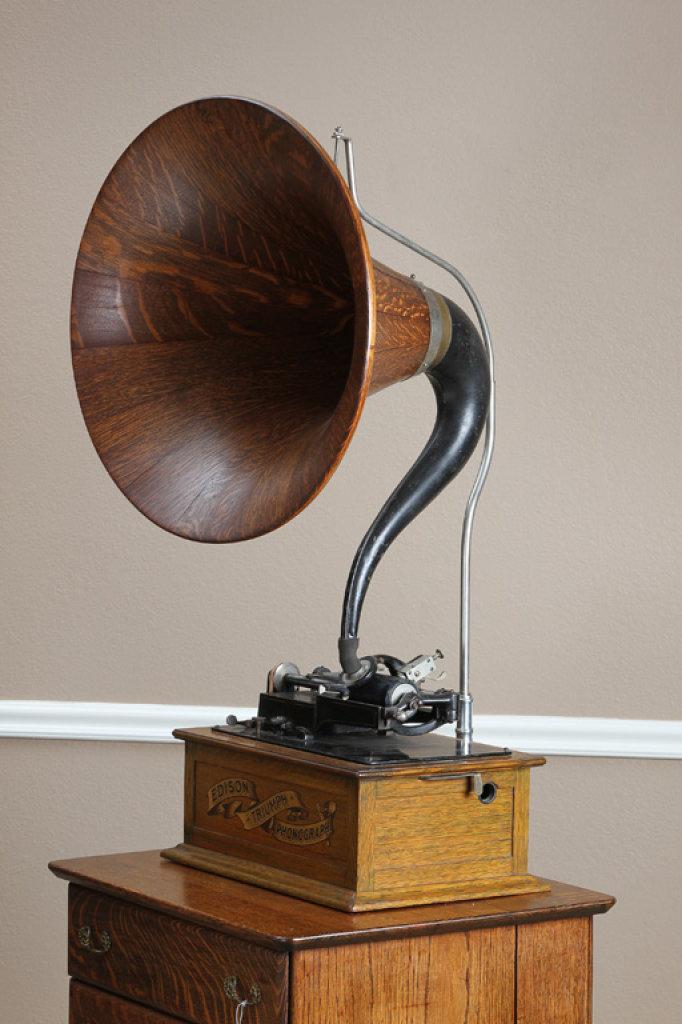 Scarce oak case Edison Triumph Model Phonograph with 21" quarter sawn oak Cygnet Horn.  Phonograph i