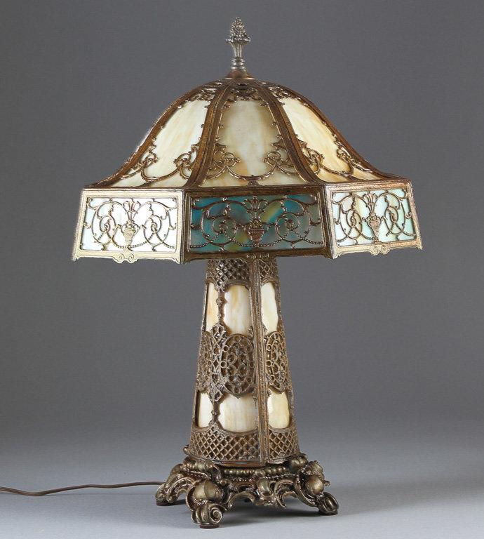 Beautiful antique stained glass / bent glass Table Lamp, circa 1915-1920, attributed to the Pittsbur