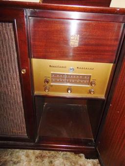 Vtg Mid Century Magnificent Magnavox Phonograph & A M / F M Radio Console