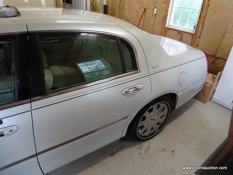 2004 LINCOLN CAR; 2004 LINCOLN ULTIMATE 4 DOOR SEDAN WITH 123,862 MILES, WHITE WITH LIGHT GRAY