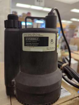Everbilt 1/6 HP Plastic Submersible Utility Pump, OPEN BOX, UNIT APPEARS USED, MSRP 109.00
