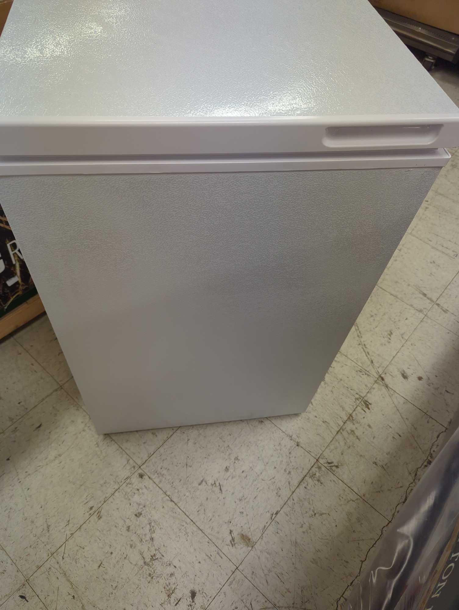 (Has Some Denting) Magic Chef 5.0 cu. ft. Chest Freezer in White, Appears to be New Has Some