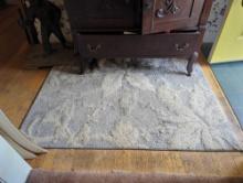 (FD) LOT OF 2 RUGS, 1 MEASURES APPROXIMATELY 55"L 39"W, AND THE OTHER 118"X96"