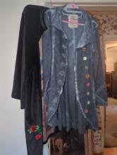 (BR1) LOT OF 2 WOMENS SHIRTS, SIZE 14 JOE BROWNS BUTTON UP, AND A WOMENS DUSTER IN BLACK WITH ART