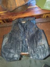 (BR1) SIZE SMALL HARLEY DAVIDSON WOMENS LEATHER VEST, FEATURES FLORAL ACCENTS, SILVER FINISH LEATHER